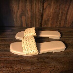 Old Navy Tan Woven Braided Flats Sandals NWOT Women's 8